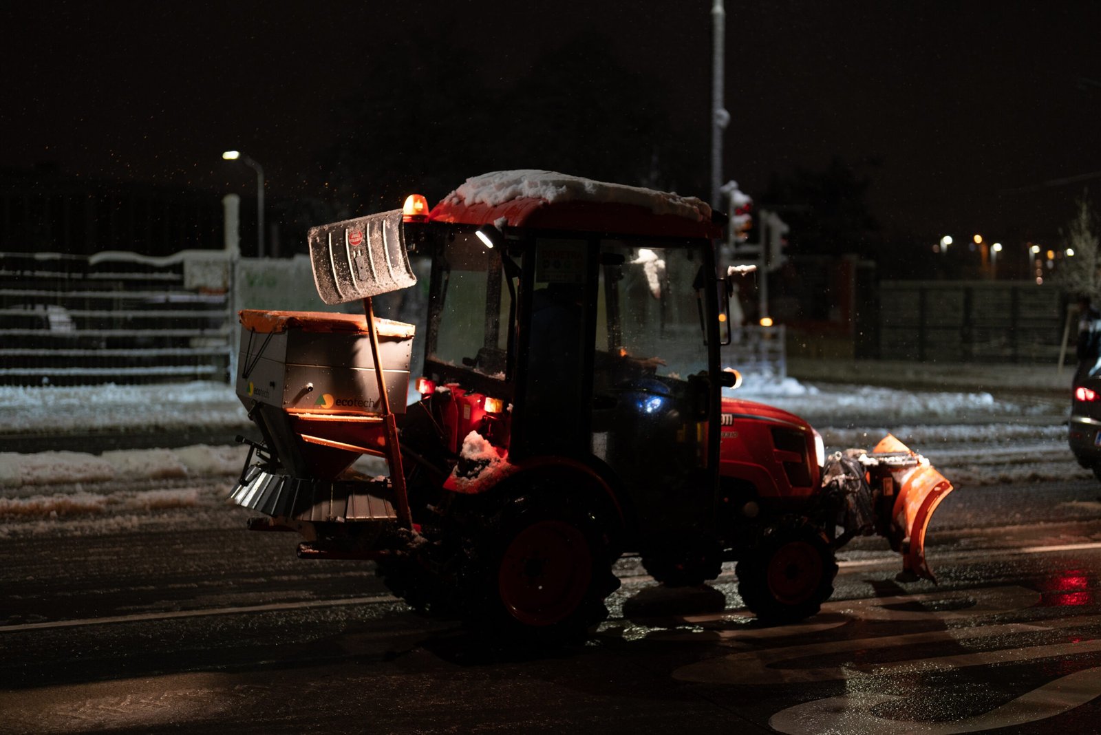 Winterdienst mit Räumfahrzeug beim Schneeräumen und Streuen in Graz und der Steiermark.