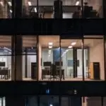 Professionelle Hausbetreuung eines Wohn- und Gewerbeobjekts in Graz und der Steiermark bei Abendstimmung.