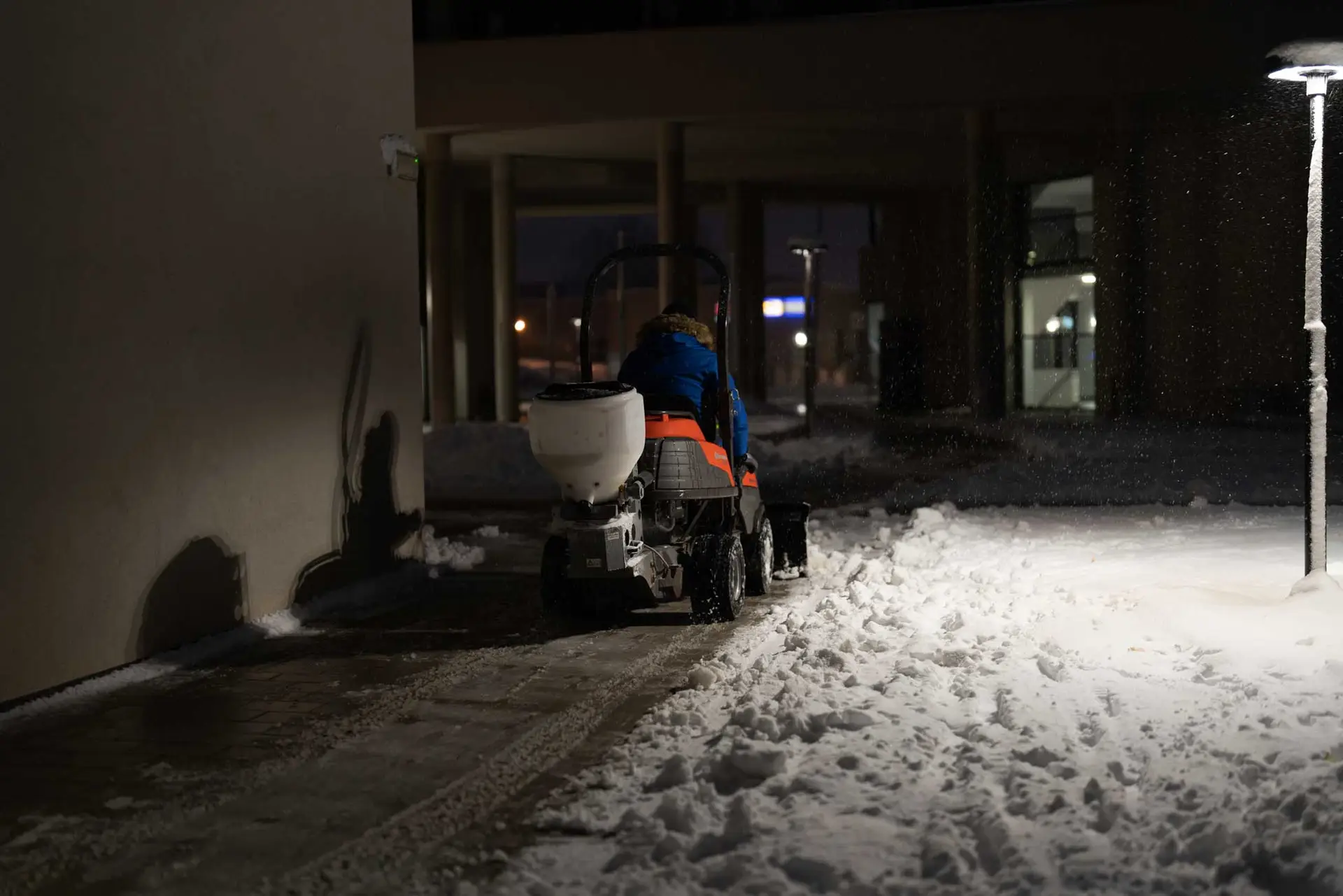 Winterdienst beim Schneeräumen vor einem Gebäude in Graz und der Steiermark.