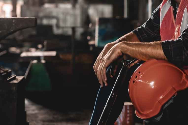 Mitarbeiter mit Schutzhelm bei der Planung von Sicherheitsmaßnahmen auf einer Baustelle in Graz und der Steiermark.