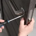 Professionelle Kleinreparatur an einer Tür im Rahmen der Hausbetreuung in Graz und der Steiermark.