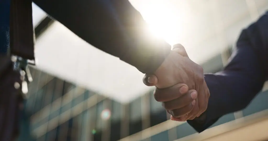 Handschlag zwischen Geschäftspartnern als Zeichen verlässlicher Zusammenarbeit