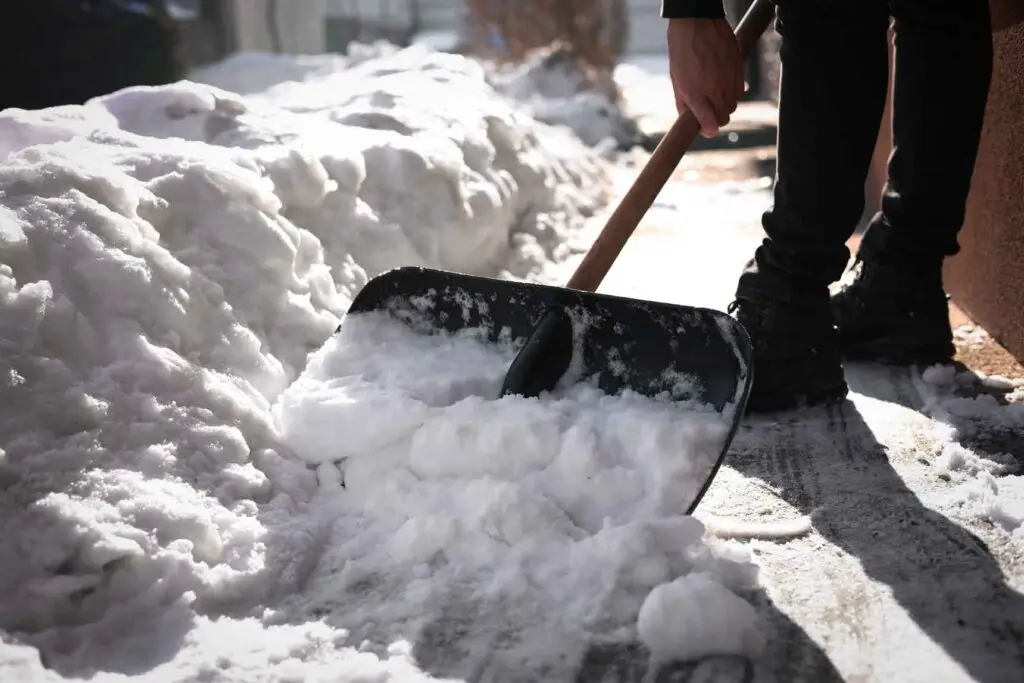 Professioneller Winterdienst beim Schneeräumen vor einem Gebäude in Graz und der Steiermark.