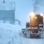 Professionelles Räumfahrzeug beim Winterdienst auf verschneiten Straßen in Graz und der Steiermark.