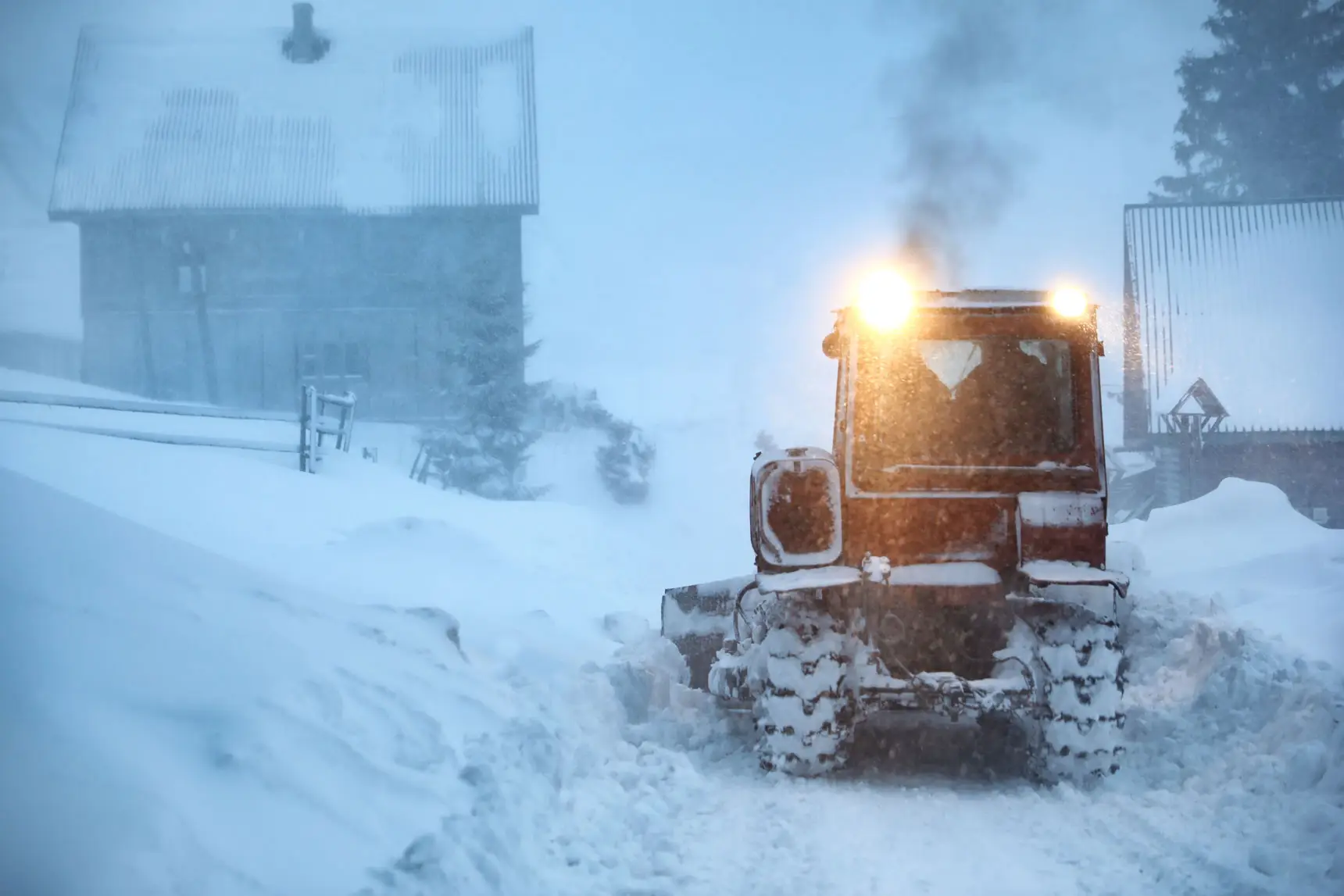Professionelles Räumfahrzeug beim Winterdienst auf verschneiten Straßen in Graz und der Steiermark.