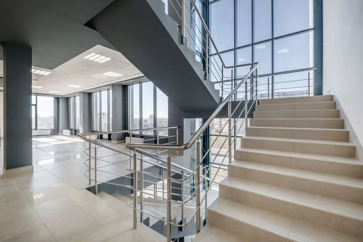 Sauberes und gepflegtes Stiegenhaus in einer modernen Immobilie